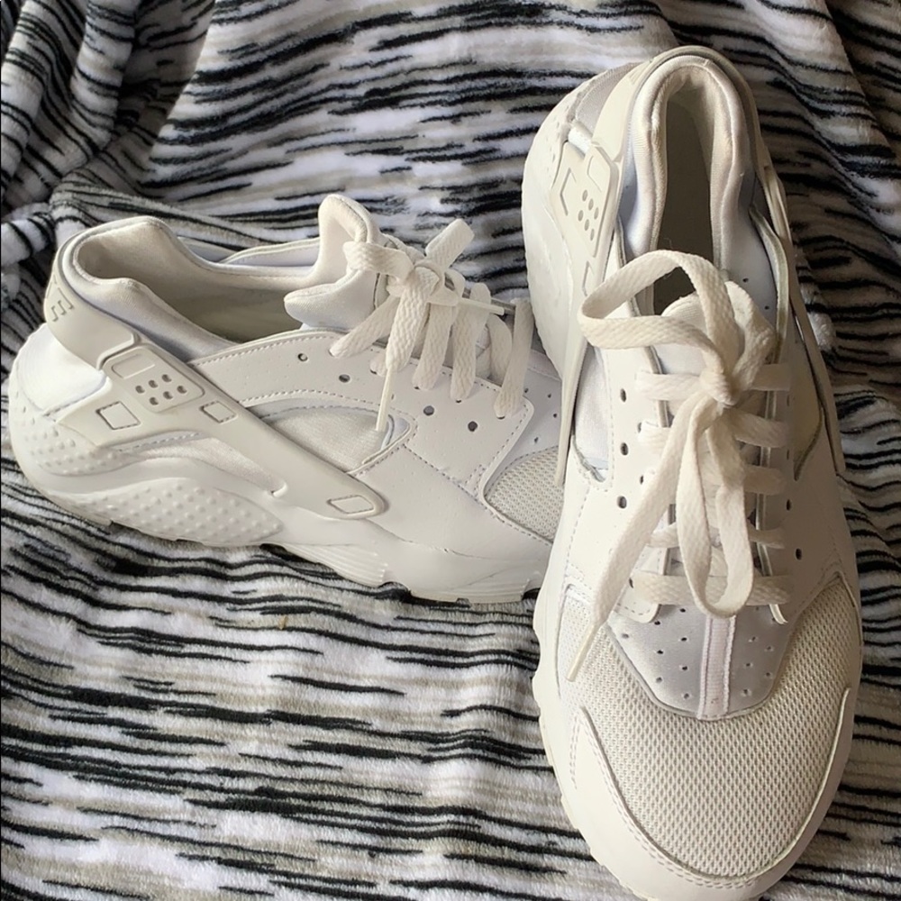 White Huaraches in almost perfect condition!